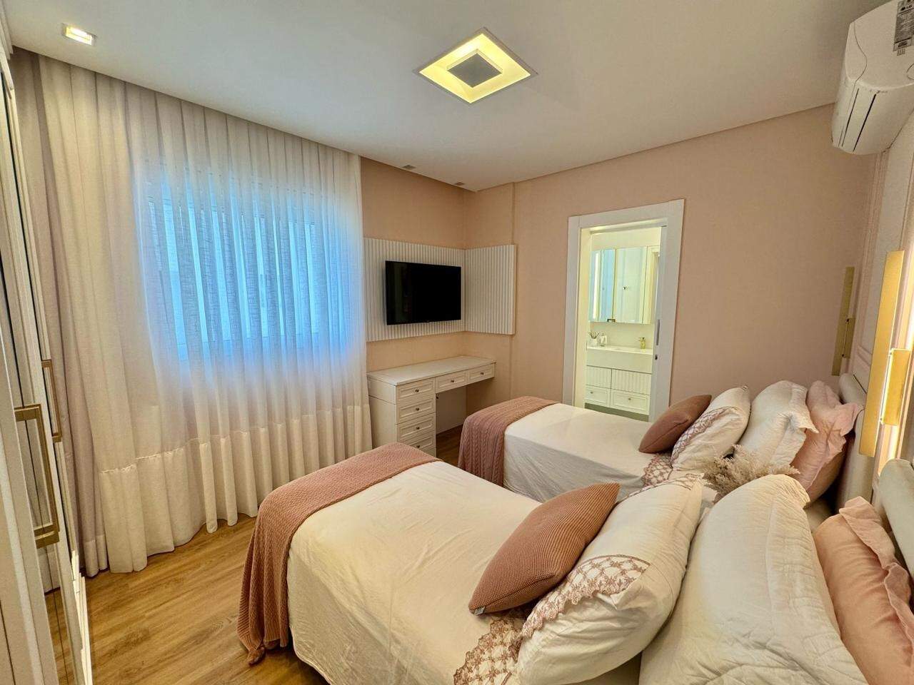 Apartamento à venda no Meia Praia: 