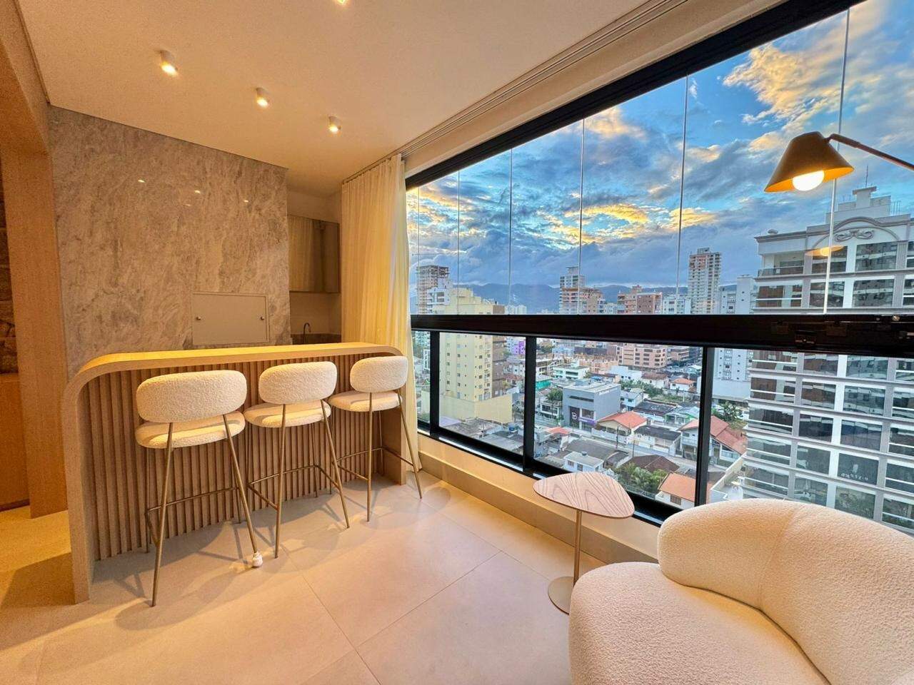 Apartamento à venda no Meia Praia: