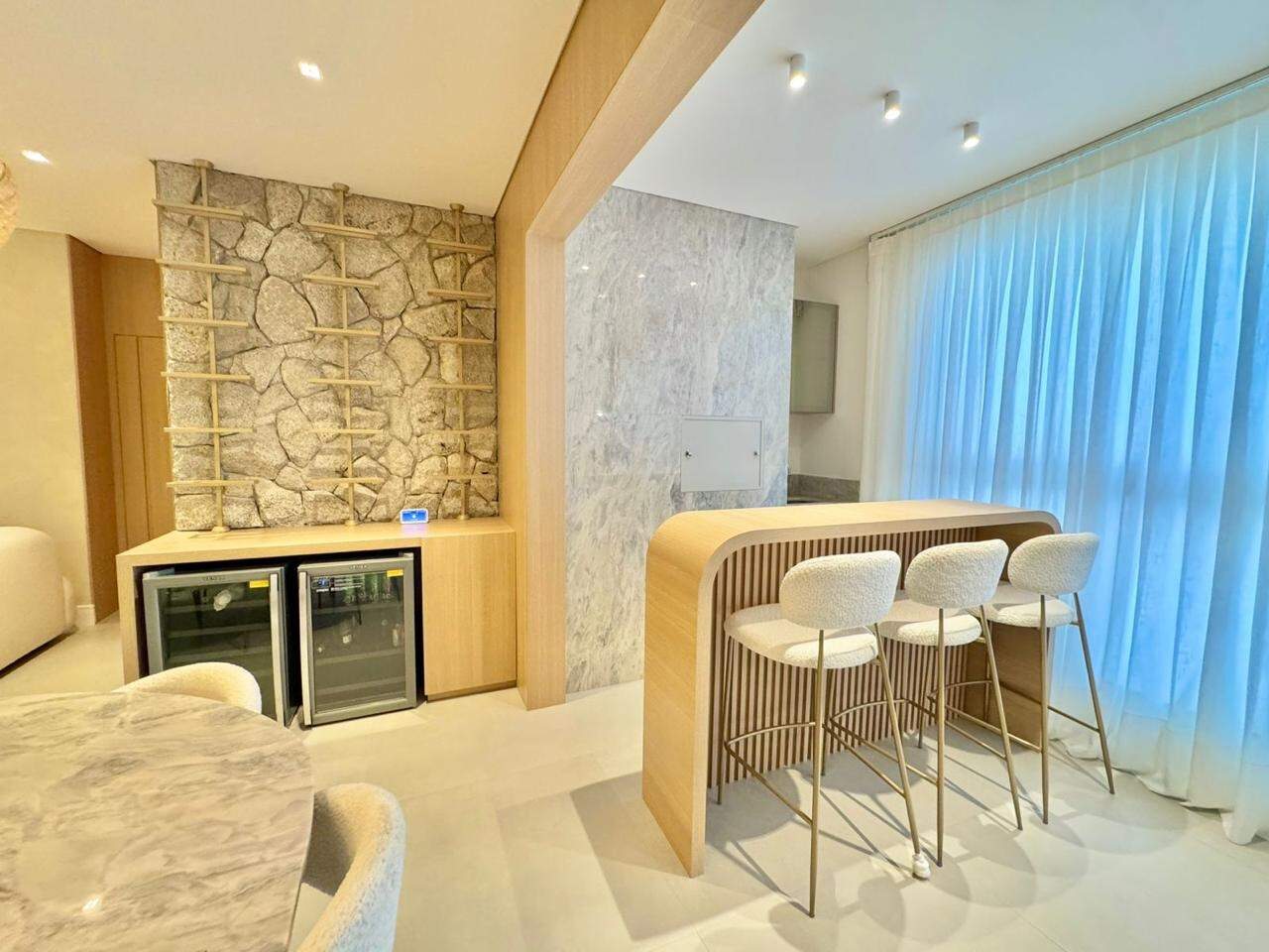 Apartamento à venda no Meia Praia: