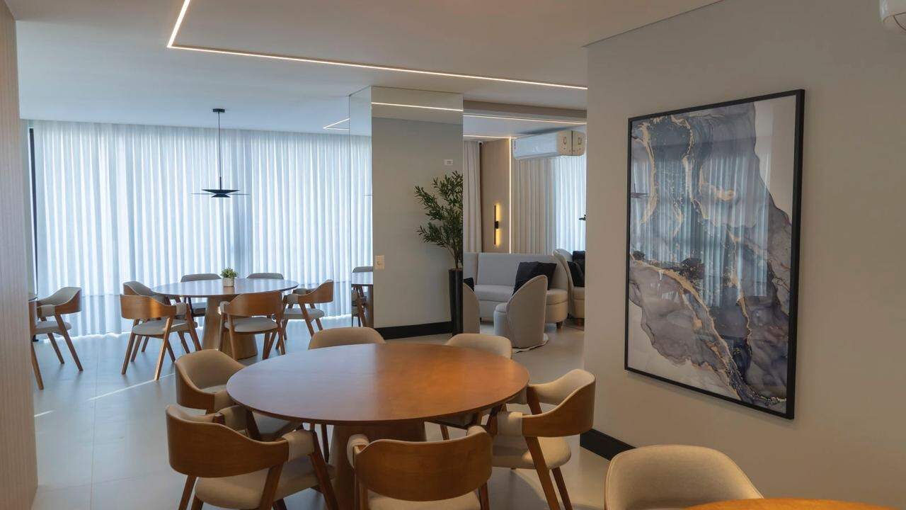 Apartamento à venda no Meia Praia: