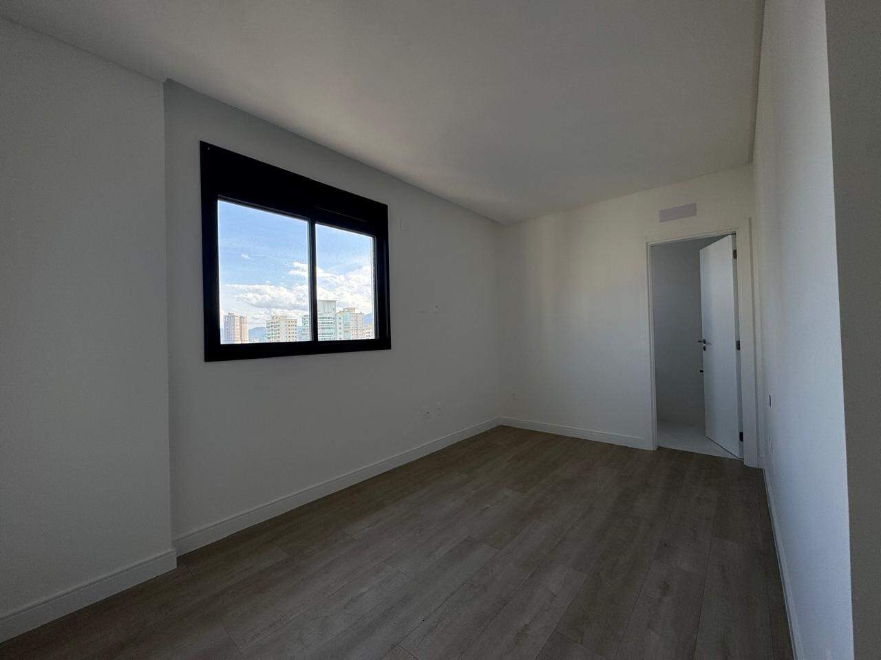 Apartamento à venda no Meia Praia: 
