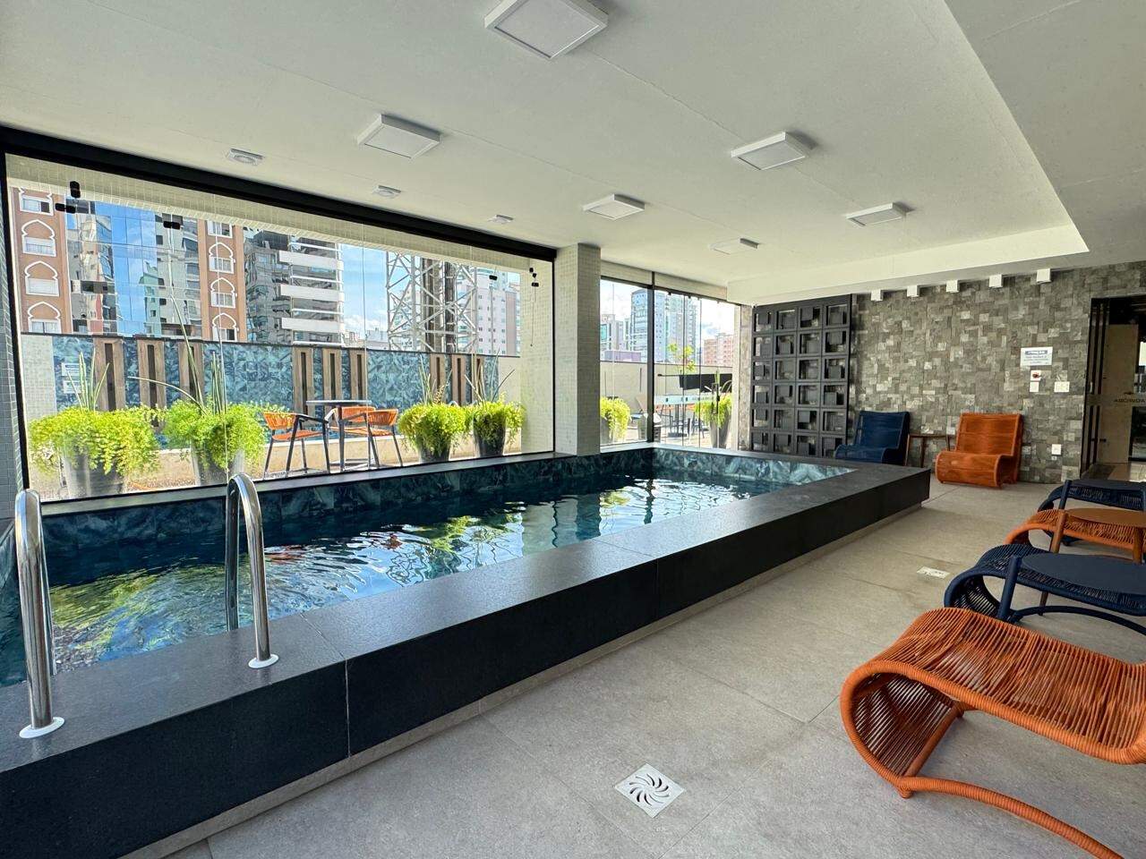 Apartamento à venda no Meia Praia: 