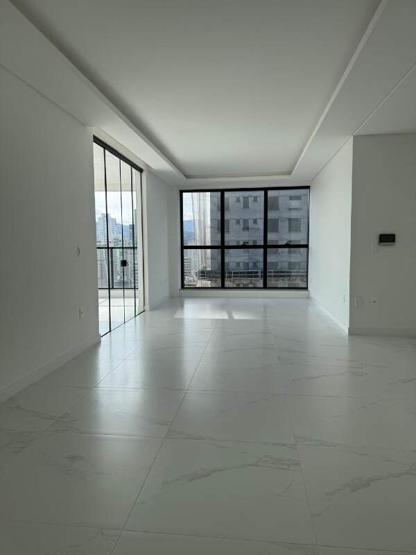 Apartamento à venda no Meia Praia: 