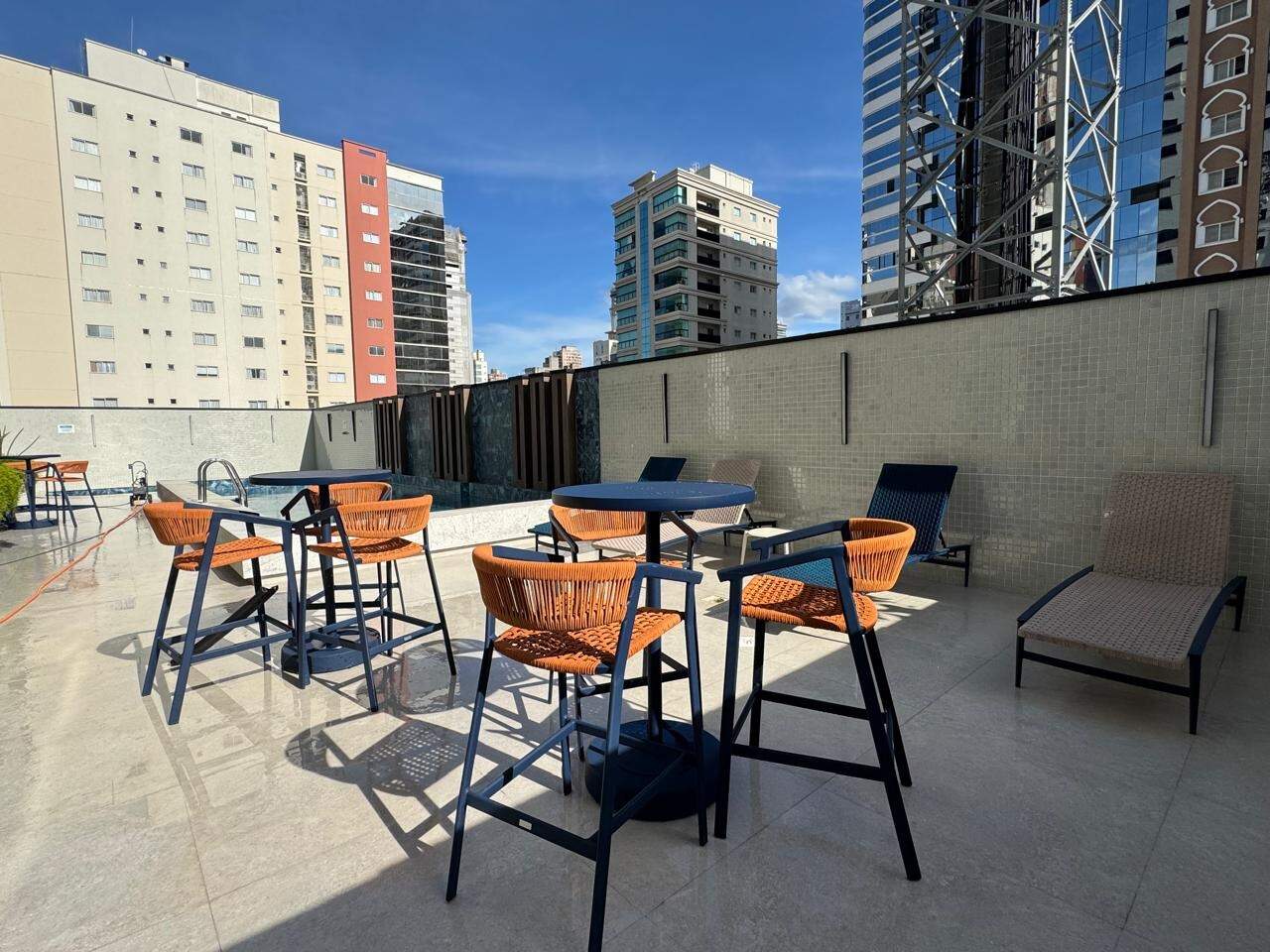 Apartamento à venda no Meia Praia: 