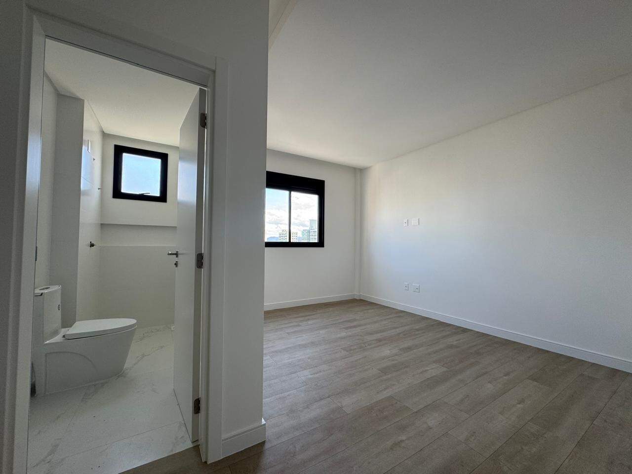 Apartamento à venda no Meia Praia: 