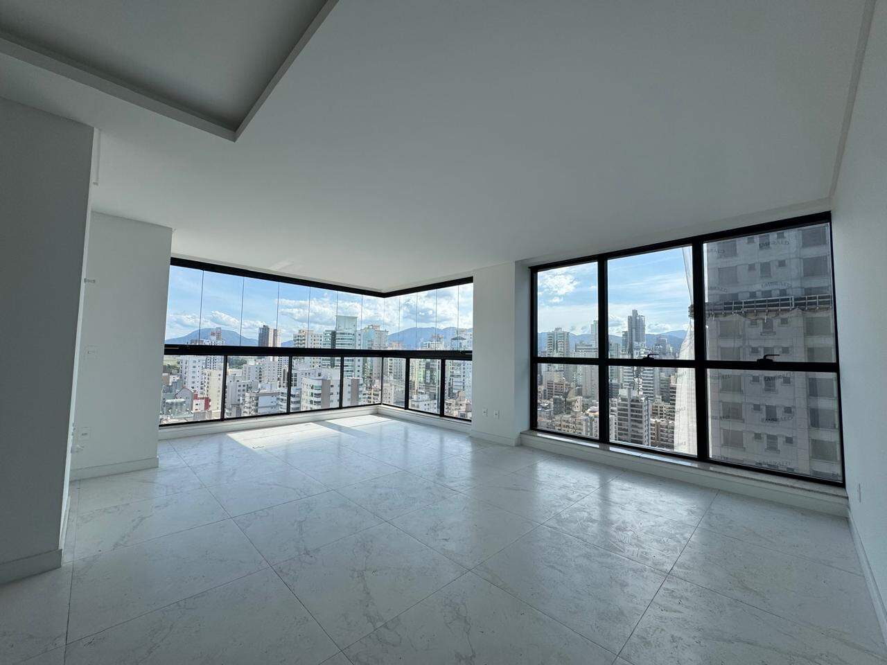 Apartamento à venda no Meia Praia: 