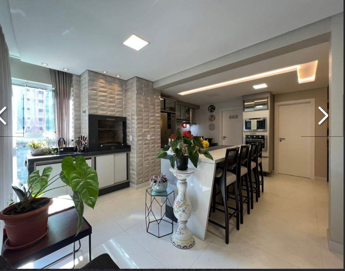 Apartamento à venda no Meia Praia: 