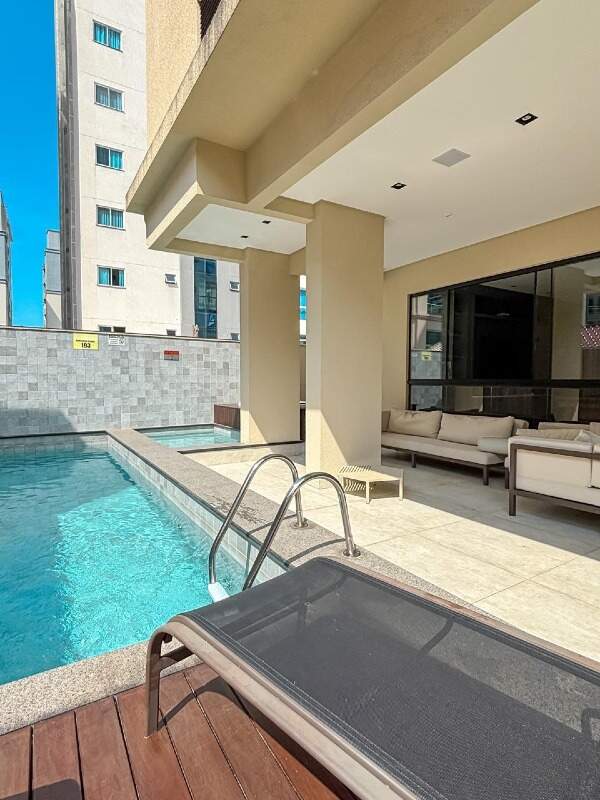 Apartamento à venda no Meia Praia: 