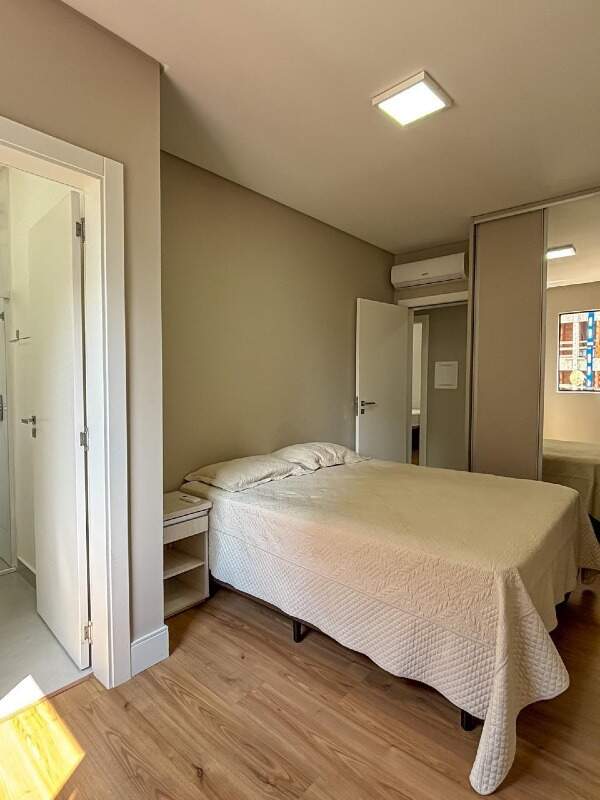 Apartamento à venda no Meia Praia: 