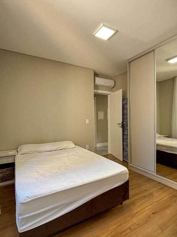 Apartamento à venda no Meia Praia: 