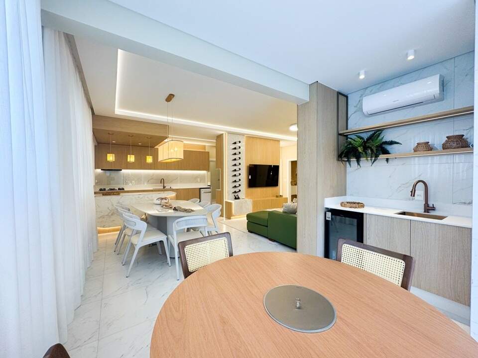 Apartamento à venda no Meia Praia: 