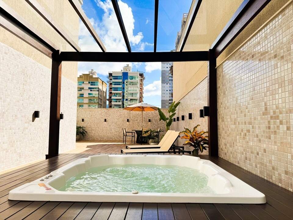 Apartamento à venda no Meia Praia: 