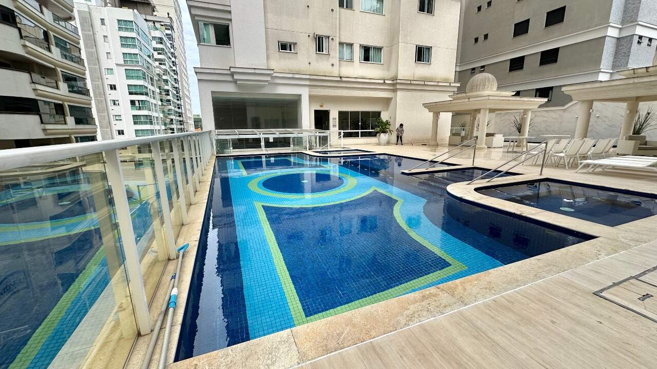 Apartamento à venda no Meia Praia: 