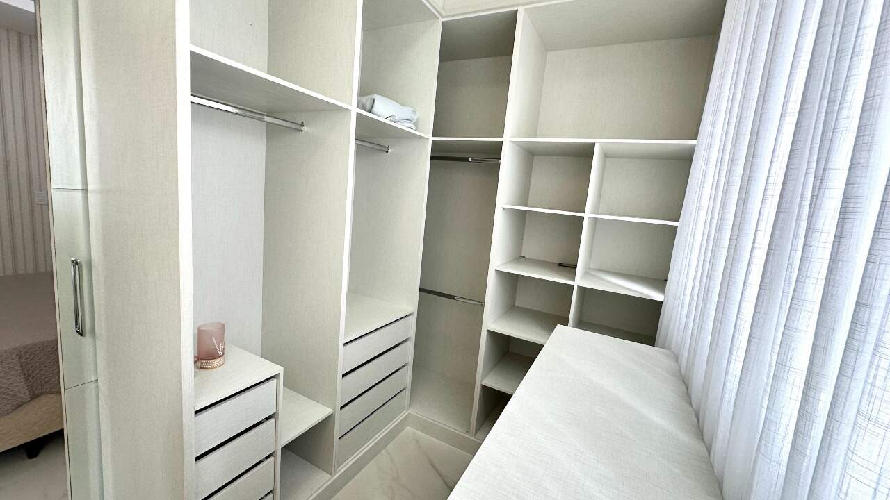 Apartamento à venda no Meia Praia: 