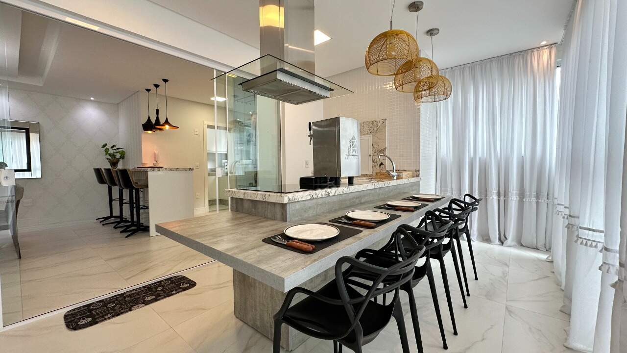 Apartamento à venda no Meia Praia: 