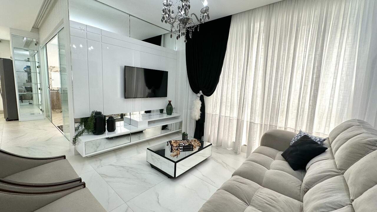 Apartamento à venda no Meia Praia: 