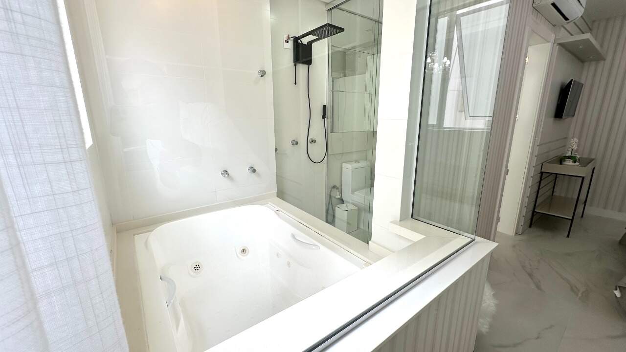 Apartamento à venda no Meia Praia: 