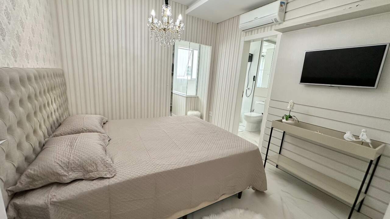 Apartamento à venda no Meia Praia: 