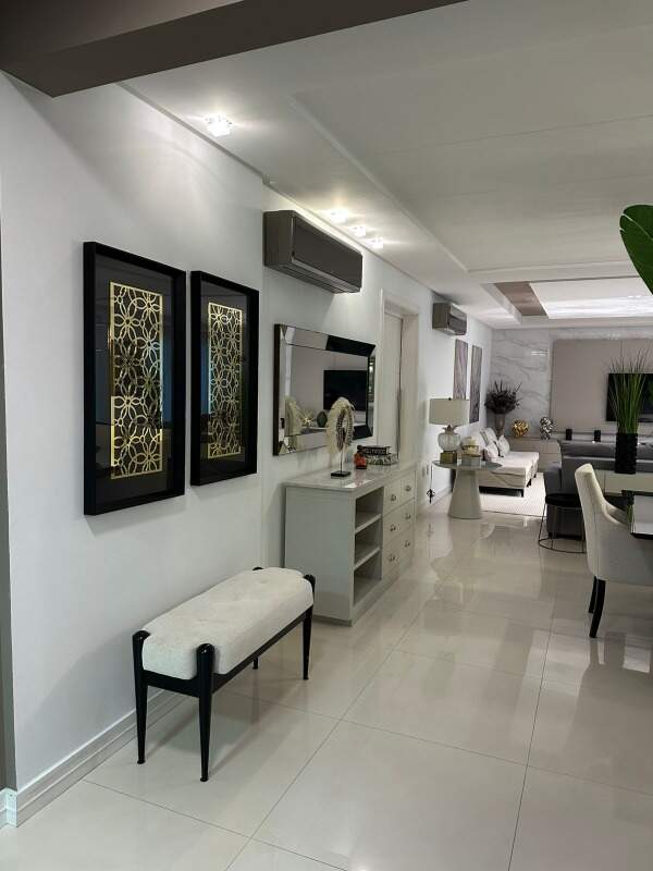 Apartamento à venda no Meia Praia: 