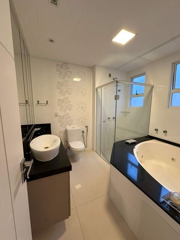 Apartamento à venda no Meia Praia: