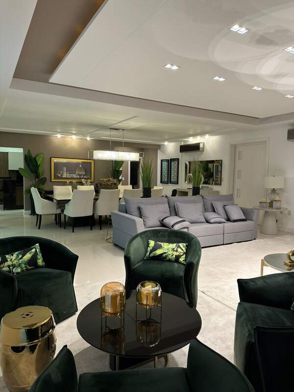 Apartamento à venda no Meia Praia: