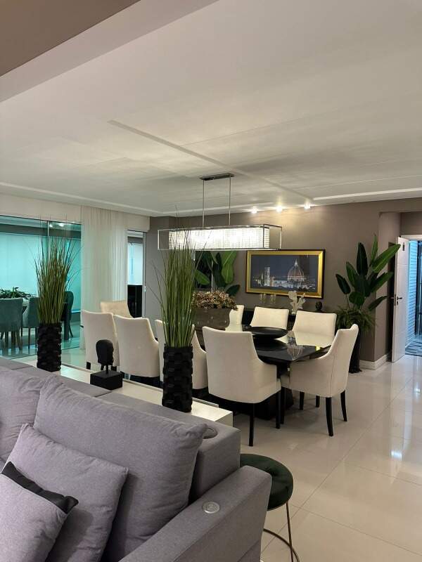 Apartamento à venda no Meia Praia: