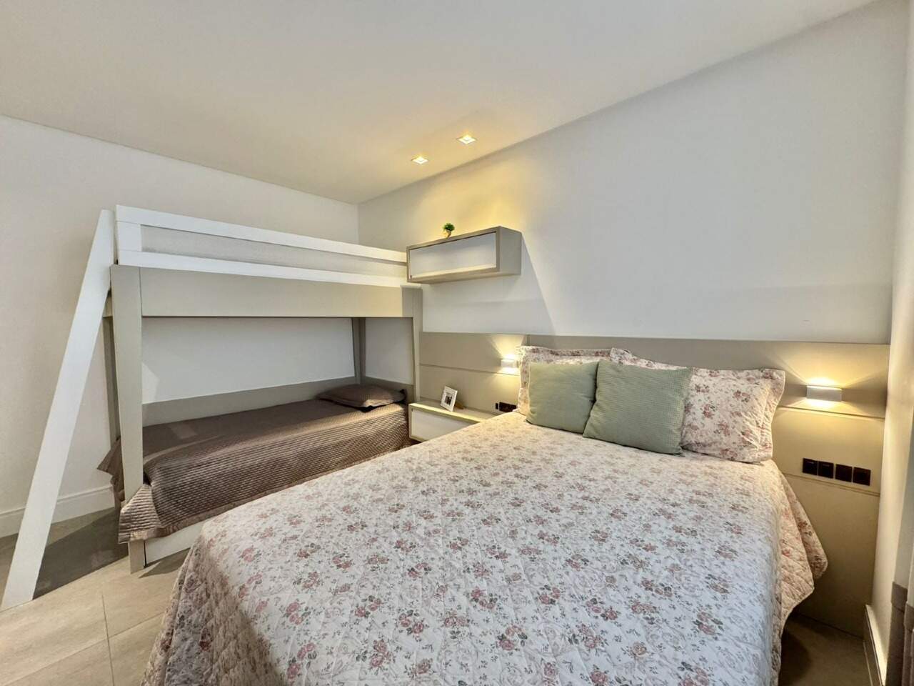 Apartamento à venda no Meia Praia: 