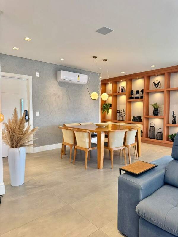 Apartamento à venda no Meia Praia: 