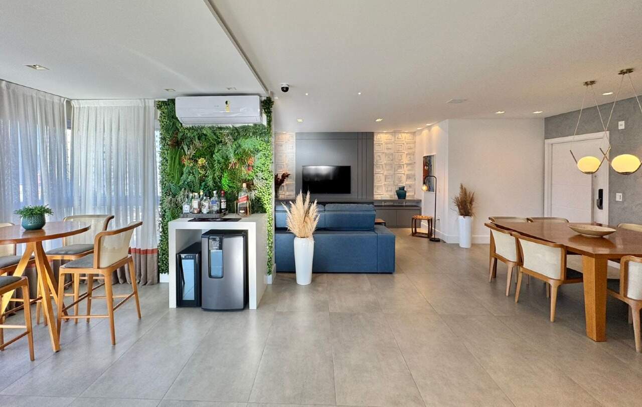 Apartamento à venda no Meia Praia: 