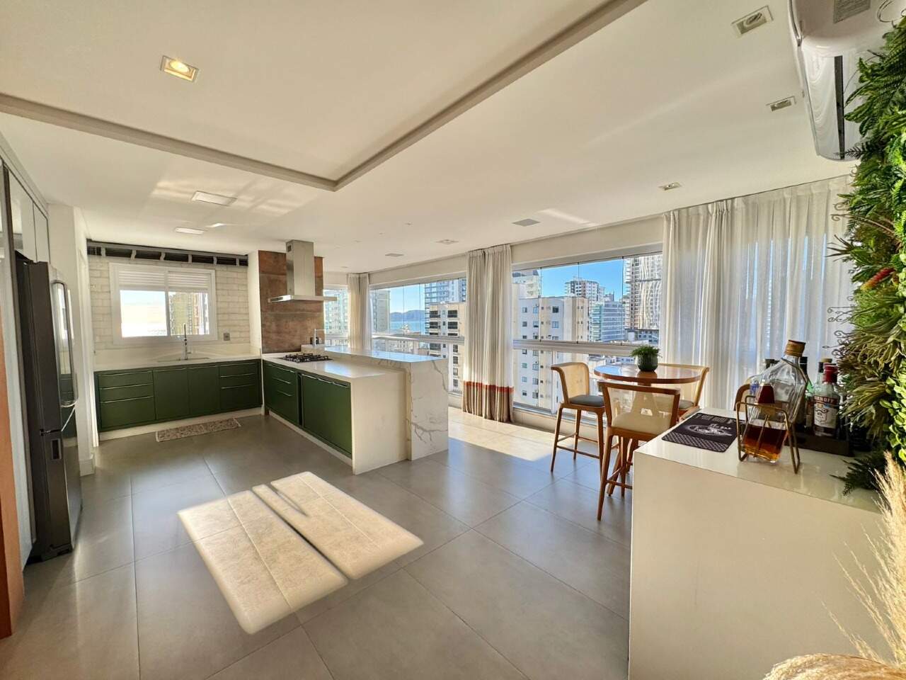 Apartamento à venda no Meia Praia: 