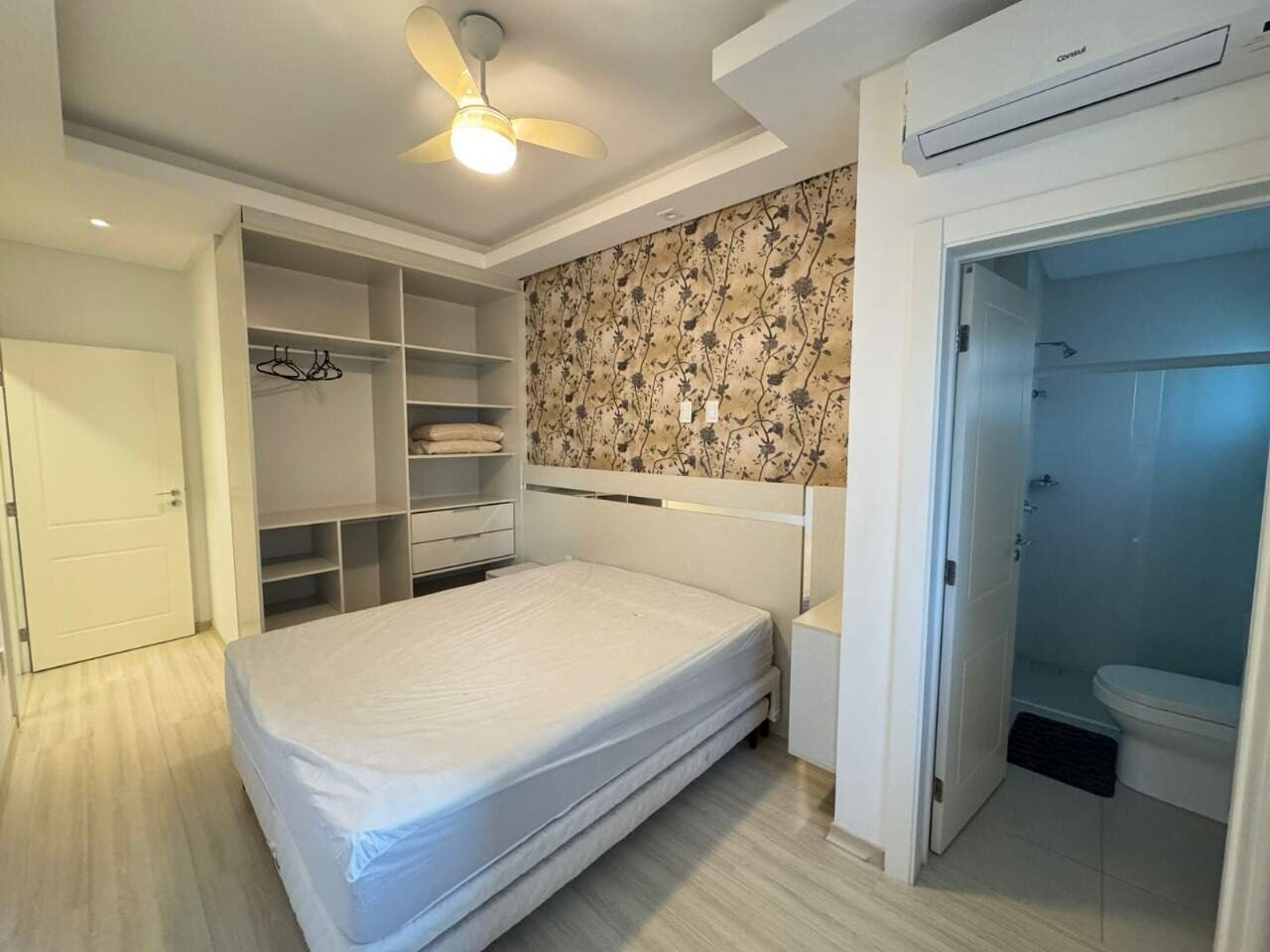 Apartamento à venda no Meia Praia: 