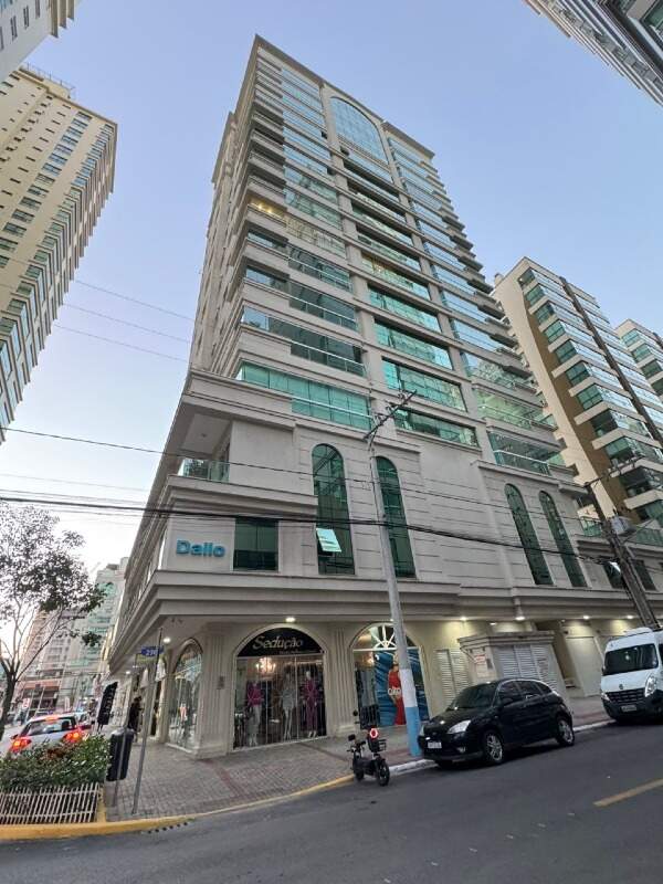 Apartamento à venda no Meia Praia: 