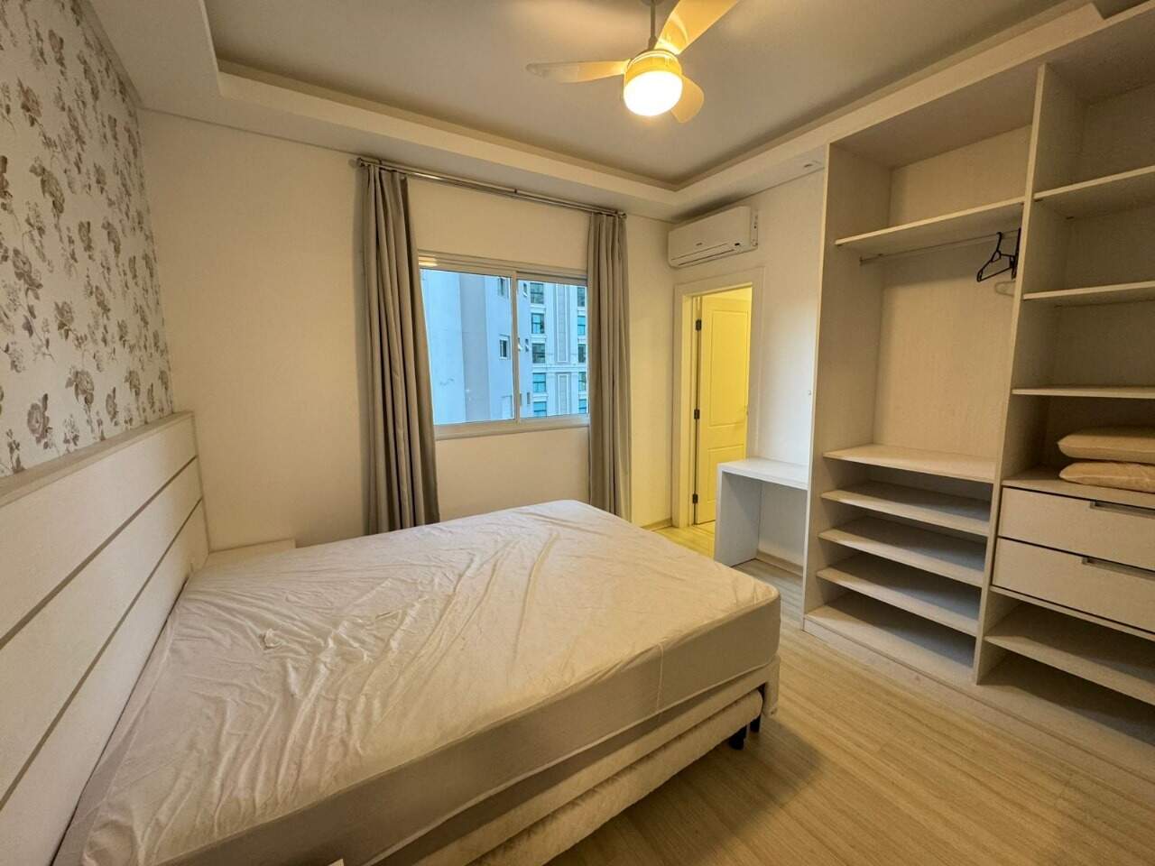 Apartamento à venda no Meia Praia: 