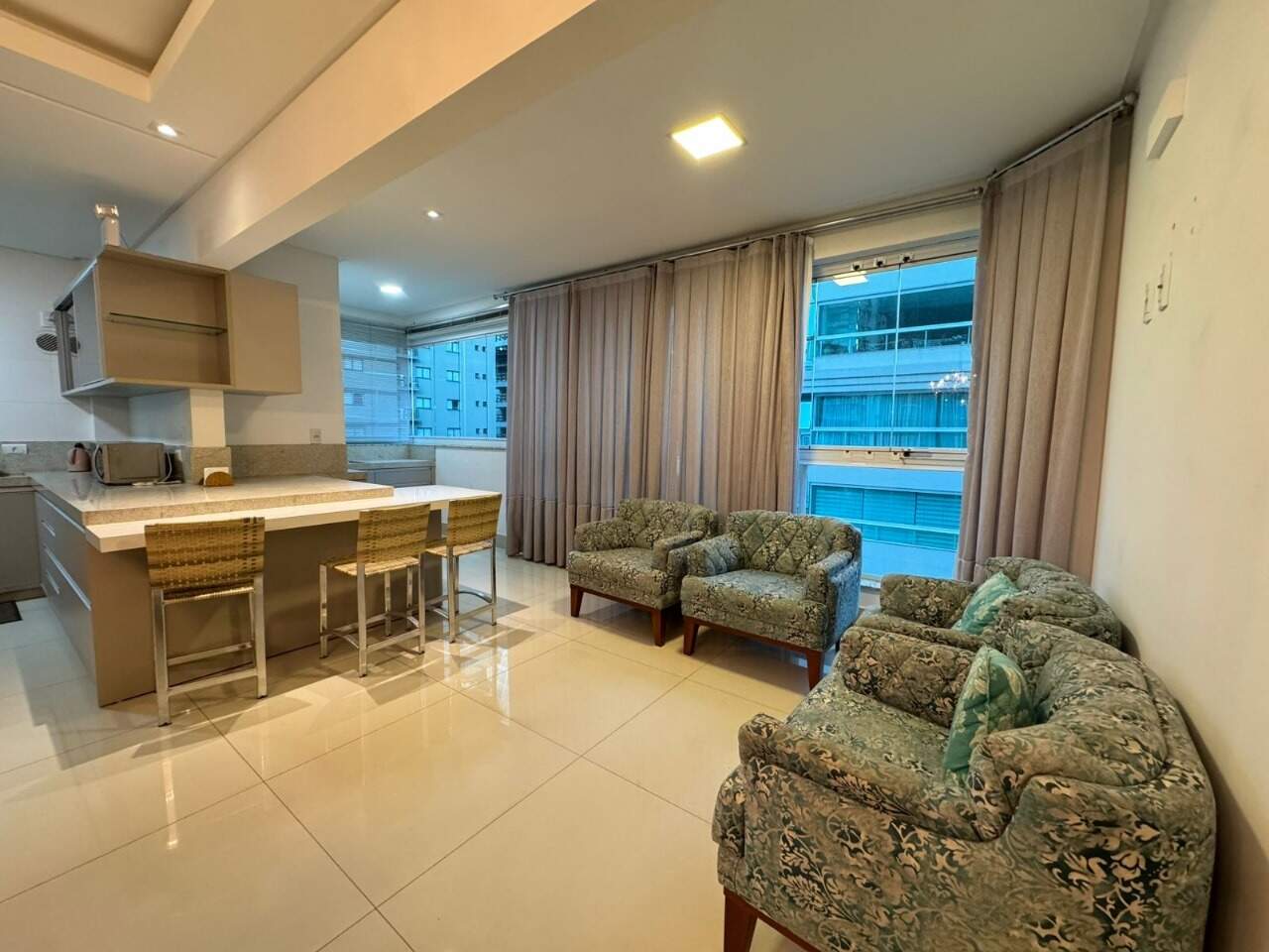 Apartamento à venda no Meia Praia: 