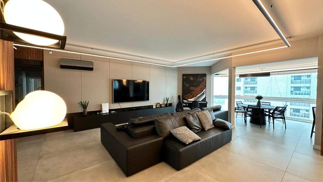 Apartamento à venda no Meia Praia: 