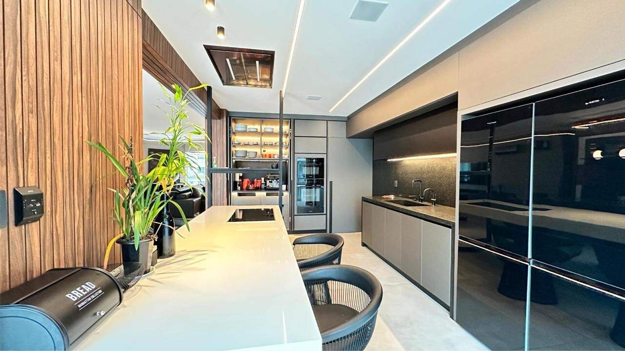 Apartamento à venda no Meia Praia: 
