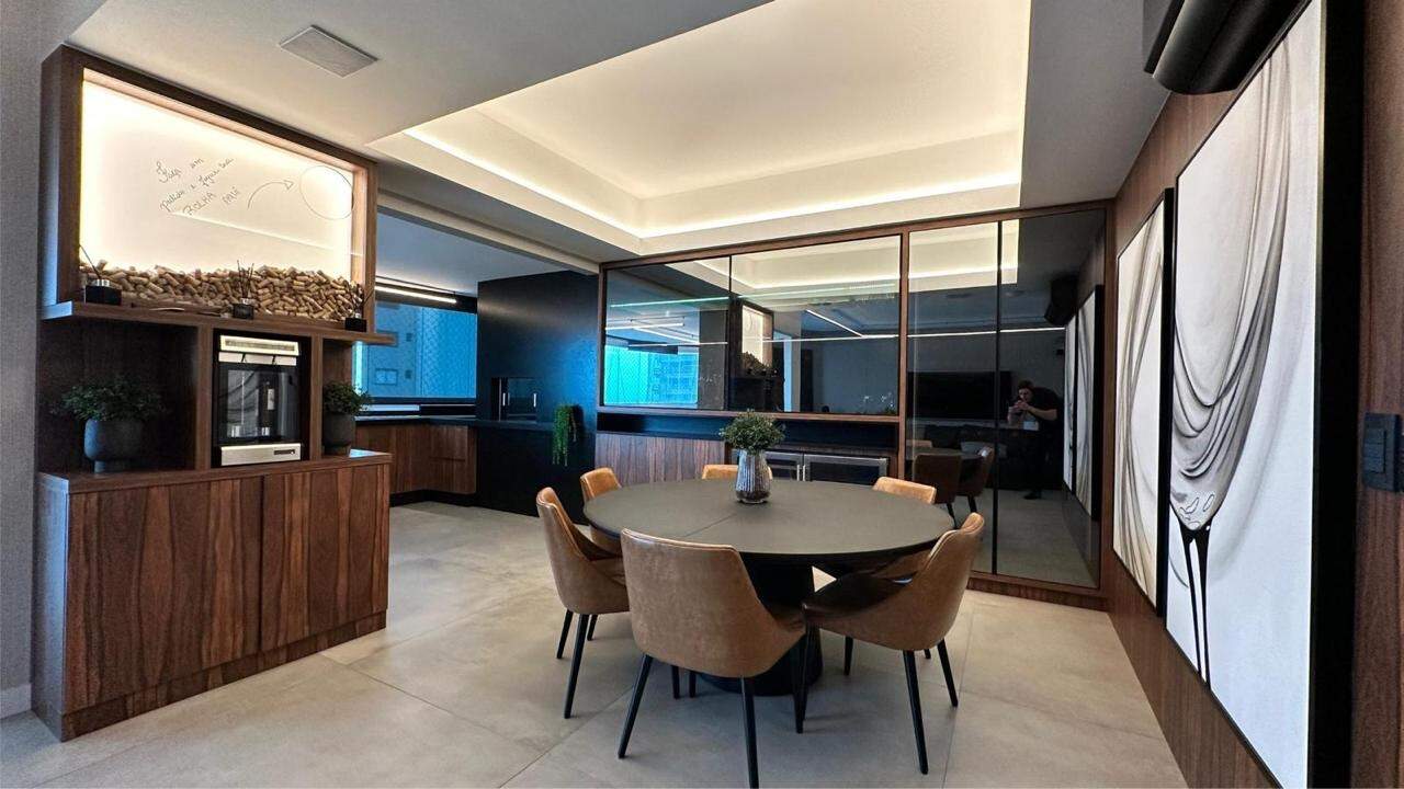 Apartamento à venda no Meia Praia: 