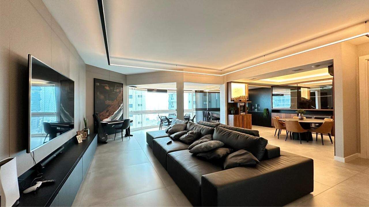 Apartamento à venda no Meia Praia: 