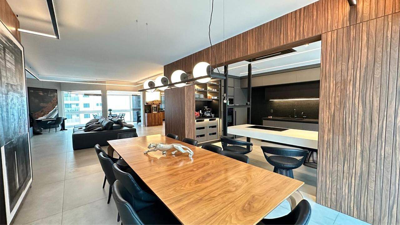 Apartamento à venda no Meia Praia: 