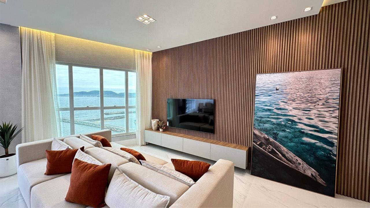 Apartamento à venda no Meia Praia: 