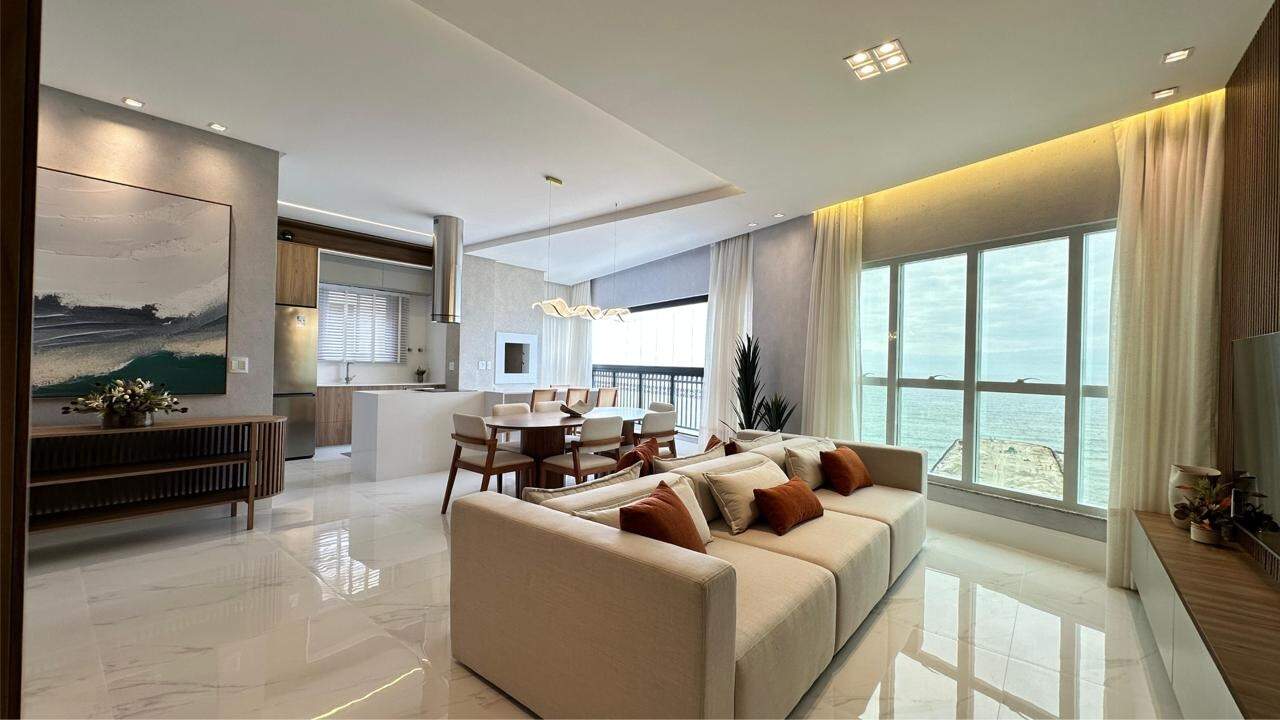 Apartamento à venda no Meia Praia: 