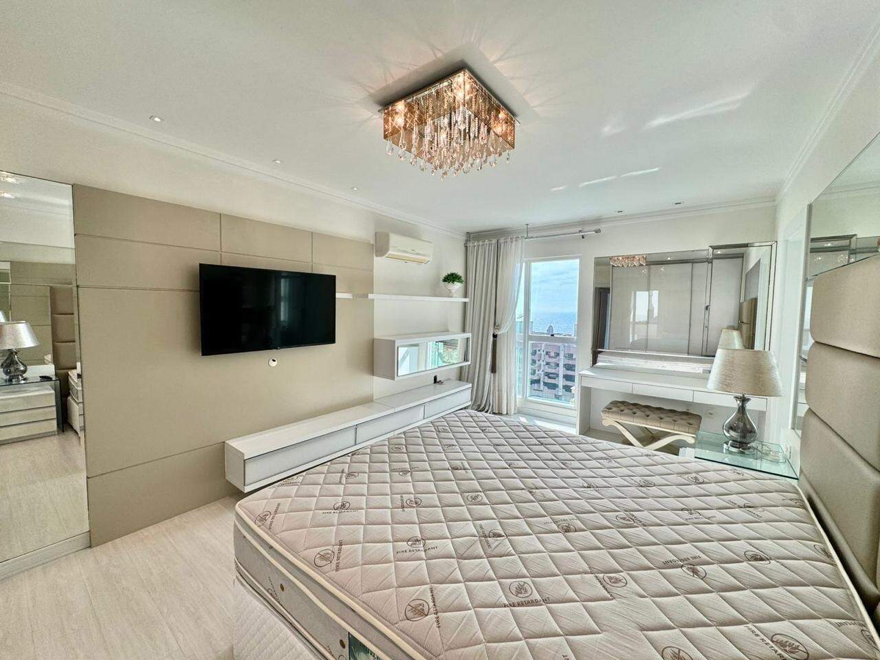 Apartamento à venda no Meia Praia: 