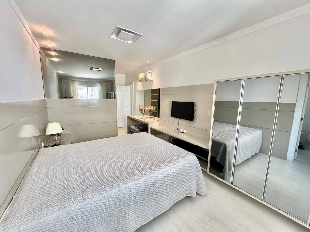 Apartamento à venda no Meia Praia: 