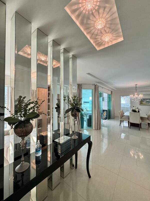 Apartamento à venda no Meia Praia: 