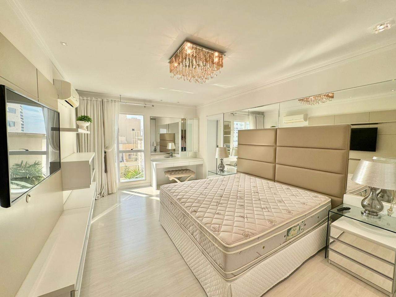 Apartamento à venda no Meia Praia: 