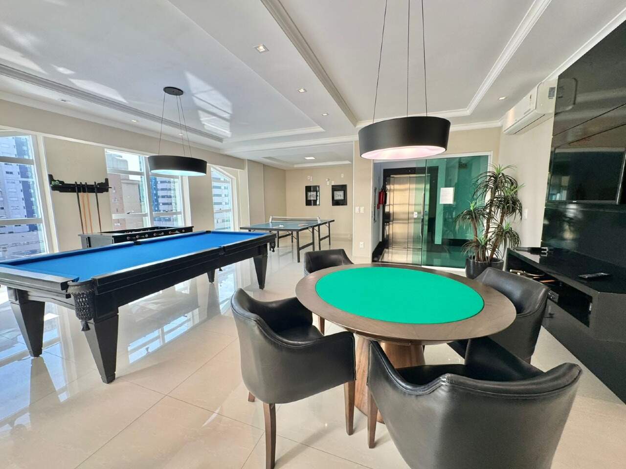 Apartamento à venda no Meia Praia: 