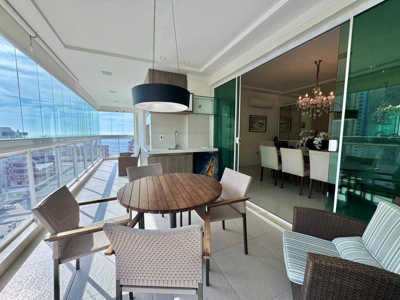 Apartamento à venda no Meia Praia: 