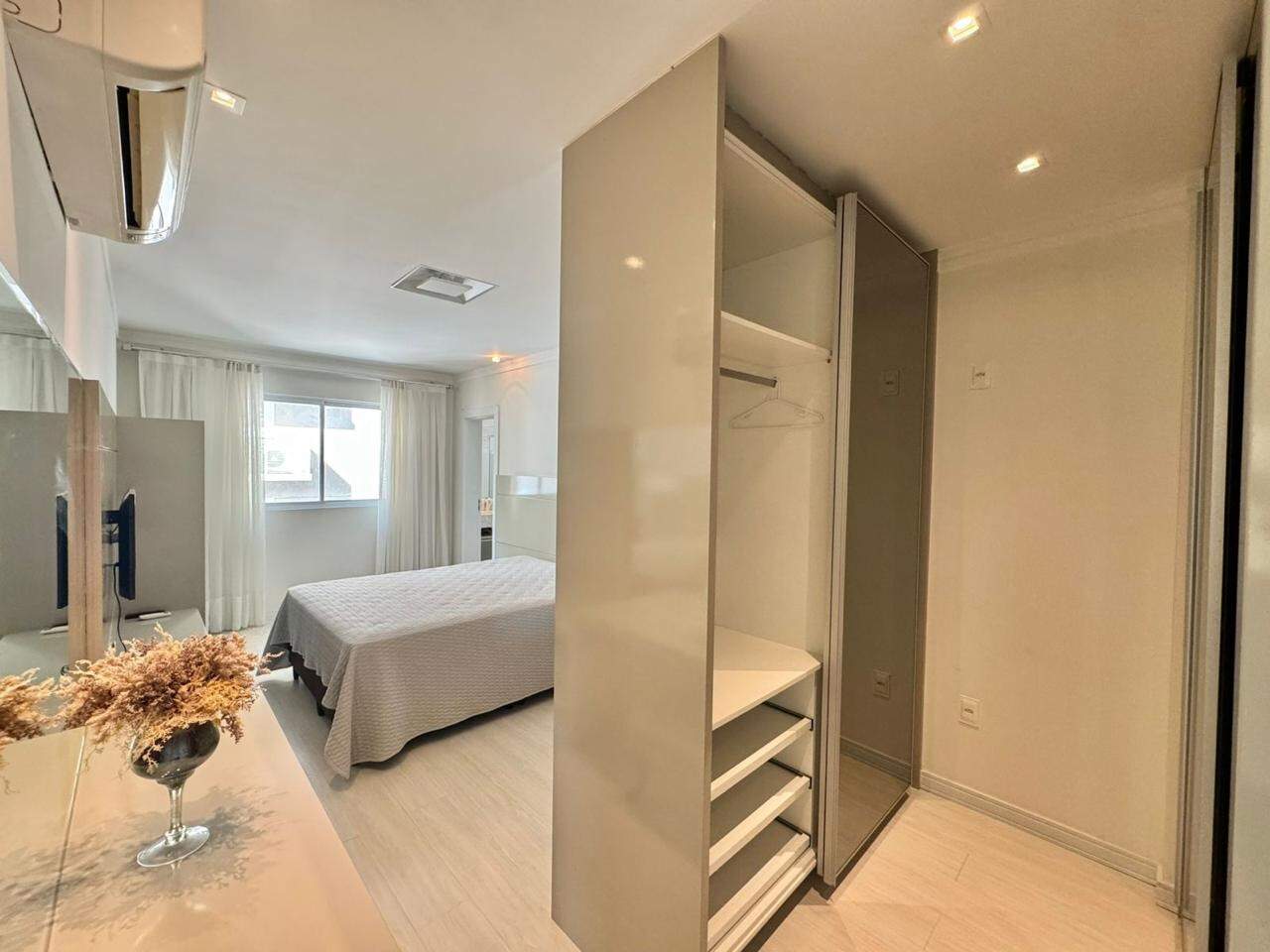 Apartamento à venda no Meia Praia: 