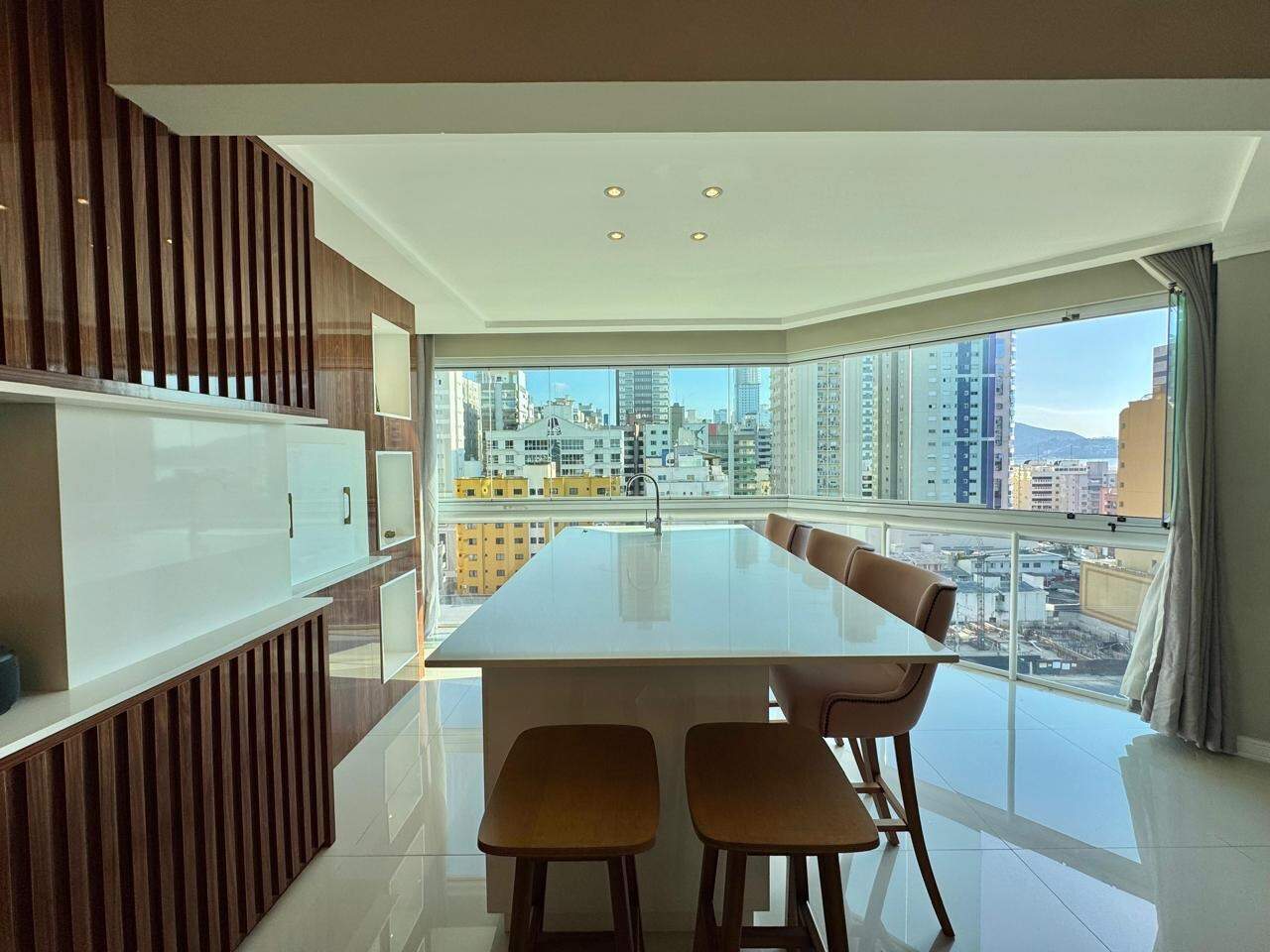 Apartamento à venda no Meia Praia: 