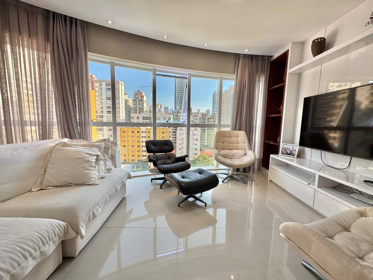 Apartamento à venda no Meia Praia: 